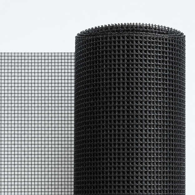 Gros plan de la toile noire haute visibilité pour moustiquaire enroulable